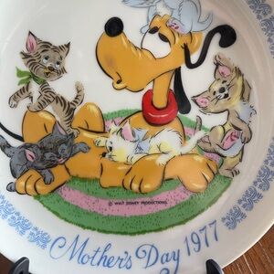 Vintage Schmid Walt Disney's 1977 Mother's Day Plate. Pluto & The Aristocats